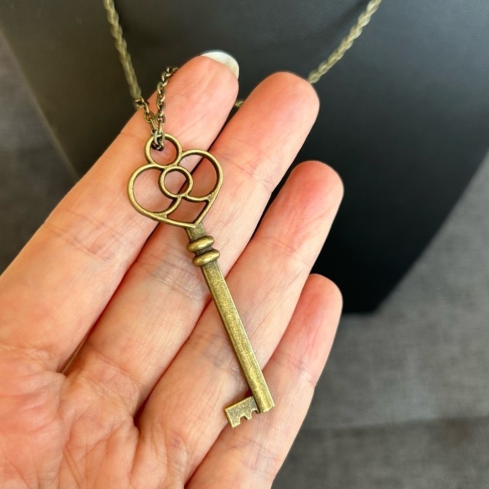 Antique Bronze Skeleton Key Necklace Vintage Style Heart